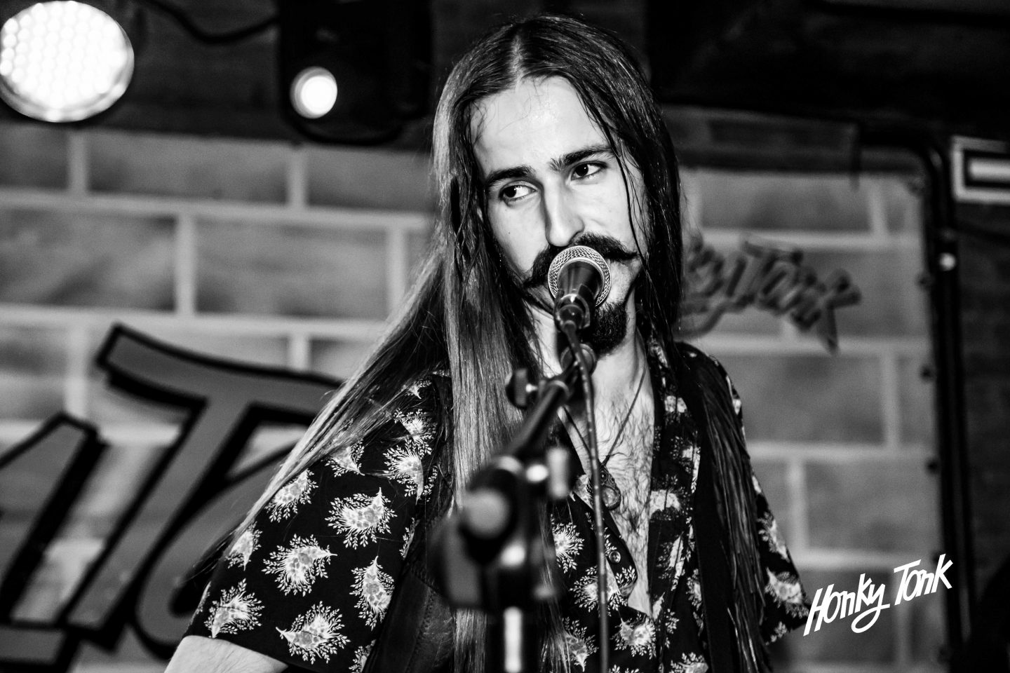 ricos-y-famosos-honky-tonk